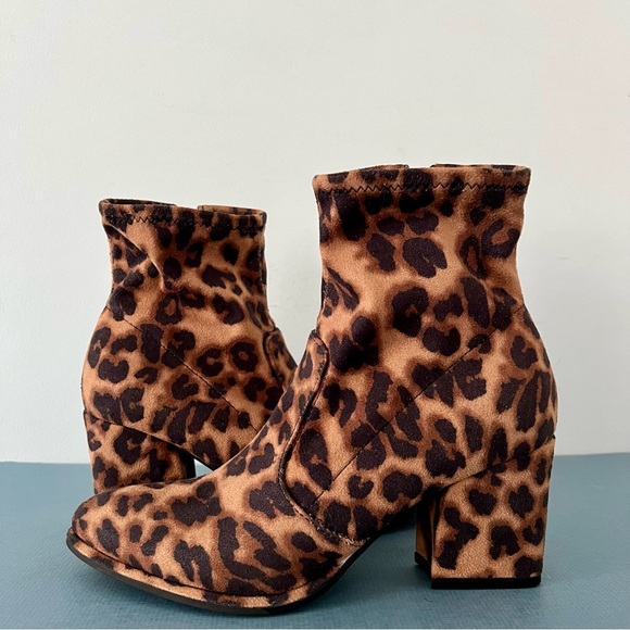 Marc Fisher Leave 2 Leopard Animal Print Faux Suede Ankle Boots - Picture 2 of 8
